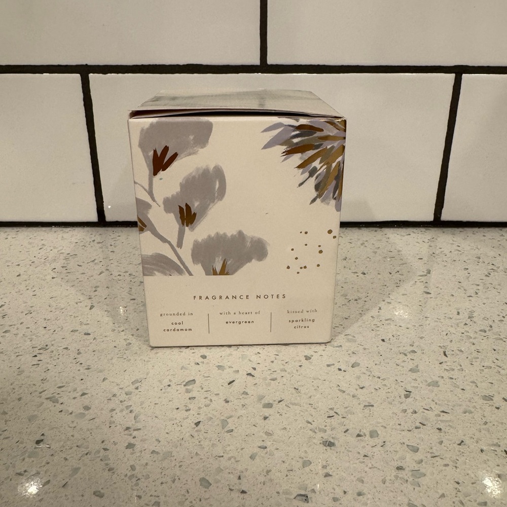 Illume Winter White Luxury Soy Candle — 9.1 oz (259 g) — New in Box - Picture 2 of 10
